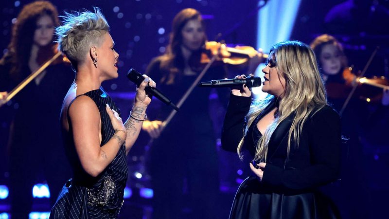 P!nk and Kelly Clarkson perform a beautiful rendition of 'Just Give Me A Reason'